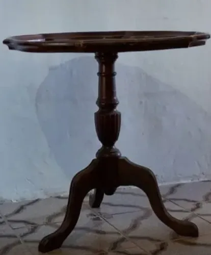 Vendo lindíssima mesa de canto em jacarandá medindo 80 de diâmetro por 70 de altura