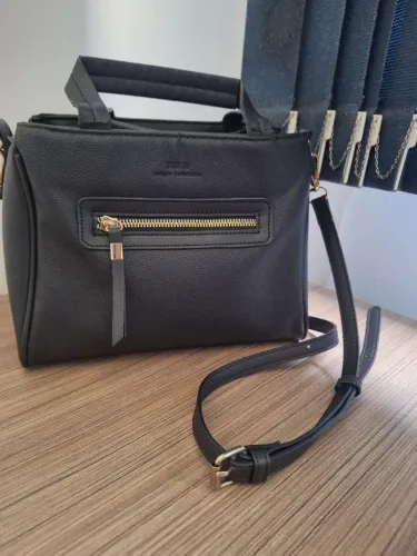 Bolsa preta satinato tiracolo