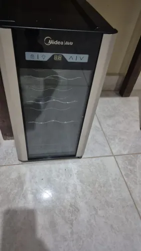 Adega refrigerada MIDEA LIVA
