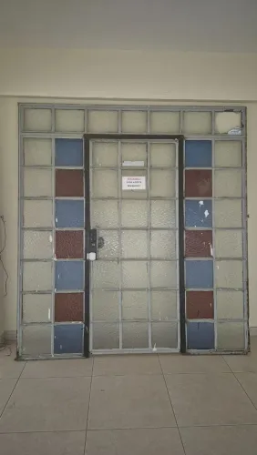 Porta de ferro com vidros e trinco
