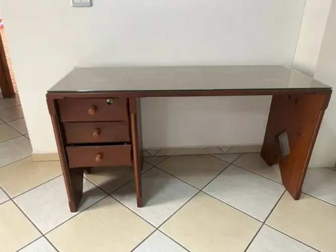 MESA DE MADEIRA COM TAMPO DE VIDRO - CLÁSSICA E RESISTENTE