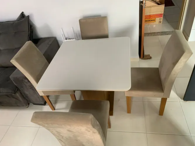 Mesa de jantar 4 lugares, semi nova.