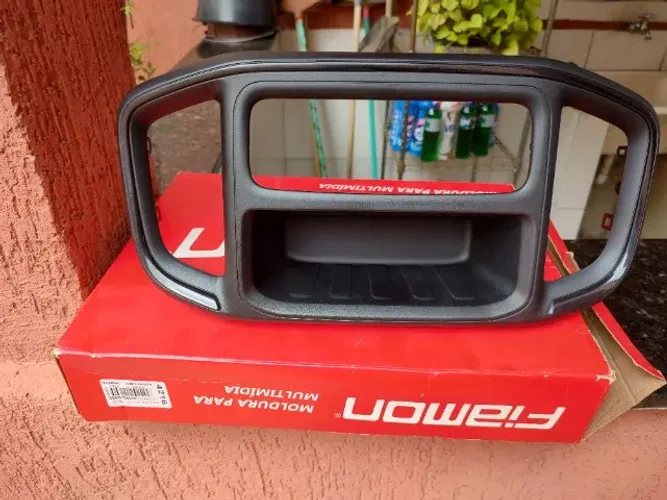Moldura da estrada nova novinha na caixa.