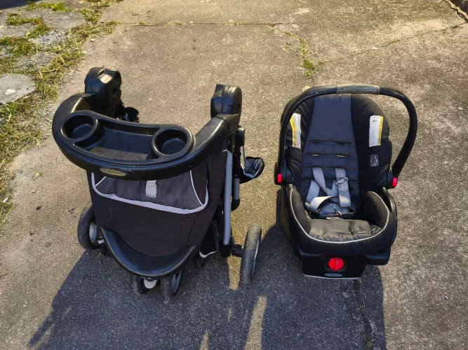 Carrinho de bebê com bebe conforto