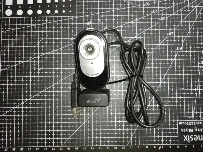 Câmera Web Genius Slim 322 (Genius VideoCAM Slim 322), conectada por cabo USB.