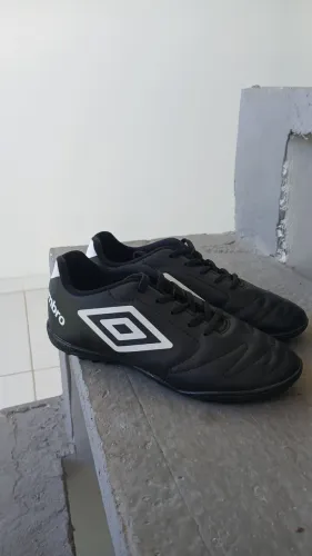 Chuteira UMBRO - TAM. 33