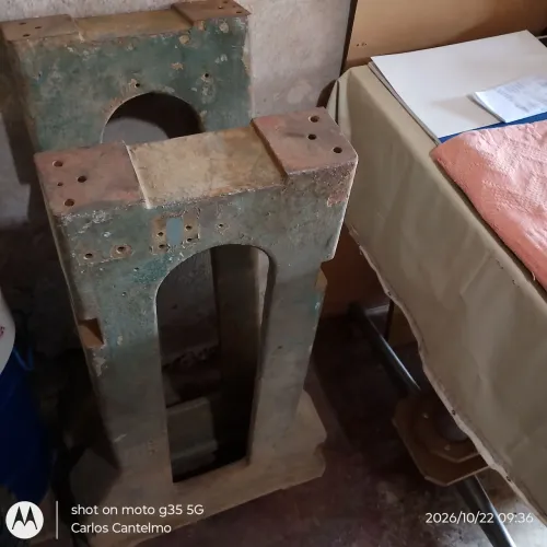 Pé de ferro de um antigo torno (par)