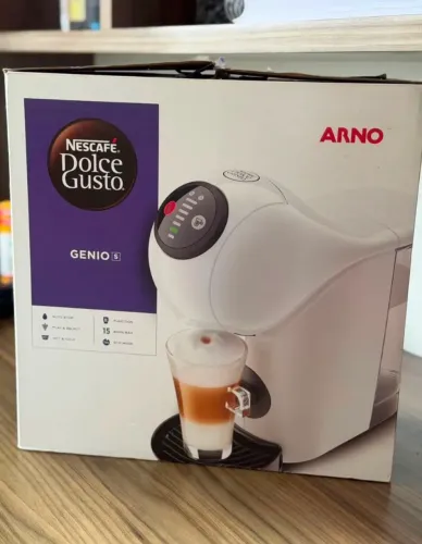 Cafeteira de cápsulas Arno Nescafé Dolce Gusto Genio S Basic na cor branca, na caixa.