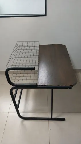 Mesa de escritório/estudo com estrutura metálica. Em bom estado de conservação