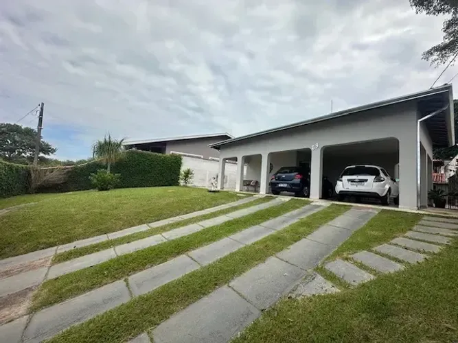 Casa com três quartos, piscina e edícula para venda em Águas de São Pedro