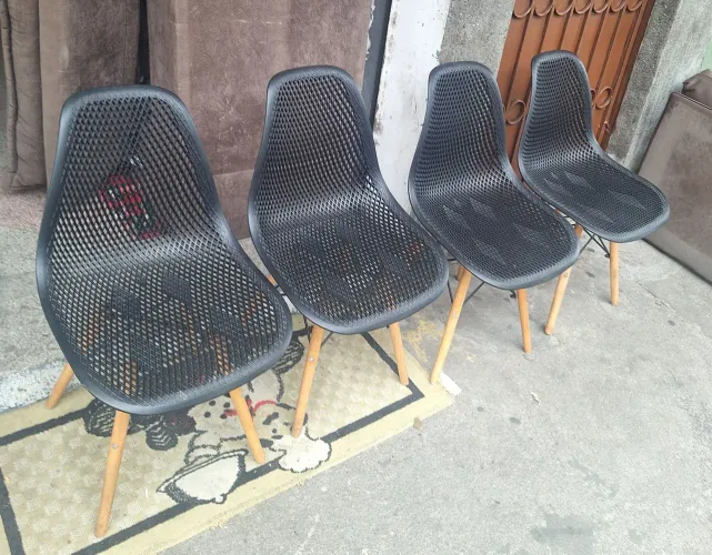 Conjunto: Mesa com 4 Cadeiras em bom estado. <br>Valor 500,00. <br>Medida: 80 × 80.