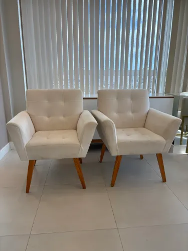 2 Poltronas decorativas estofadas bege, estilo retrô e pés palito em madeira.