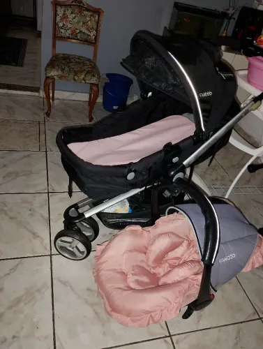 Carrinho Kiddo com bebê conforto 