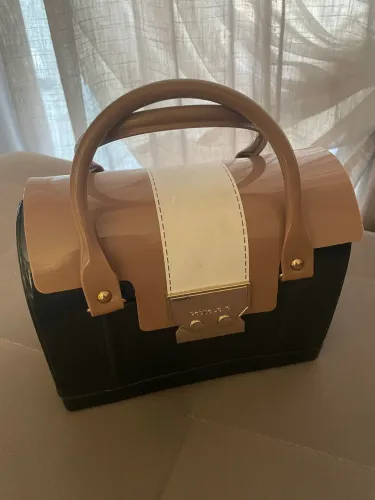 Bolsa Feminina Petite Jolie Baú de Mão / Ombro - Nude e Preta?