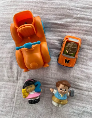 Brinquedos Little People Fisher Price e carrinho Disney