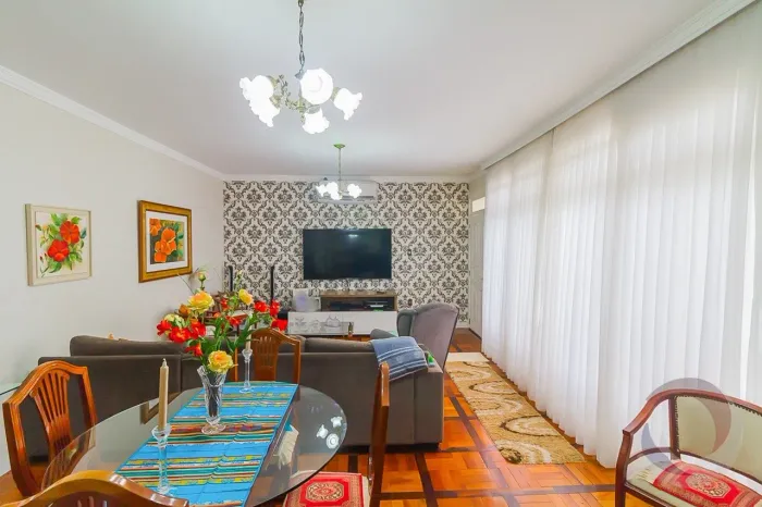 Casa Residencial de 6 dorms no bairro Trindade