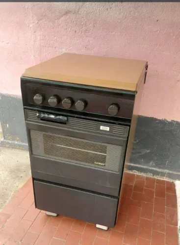 Fogão de 4 bocas.