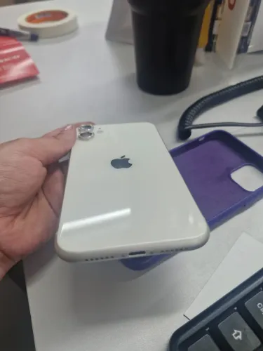 Vendo celular iPhone 11 Branco 128 GB sem defeito nenhum