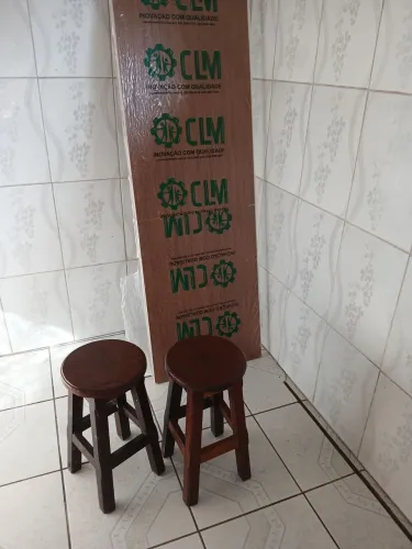 Vendo uma porta e 2 bancos de madeira