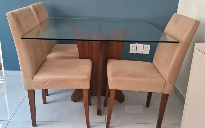 Vendo mesa tampo de vidro 1,10 x1,10cm e cadeiras
