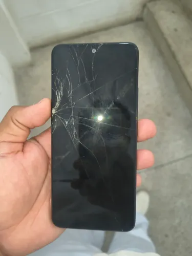 Celular com tela trincada