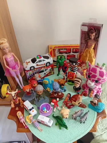 Lote de brinquedos para meninas e meninos e miniaturas colecionáveis.