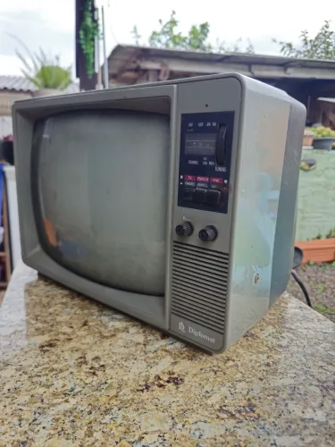TV antiga com rádio