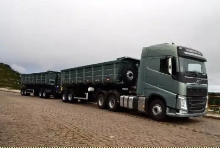 volvo fh 540 6x4 completo teto alto gabinado top de linha 2017 rodocaçamba pastre