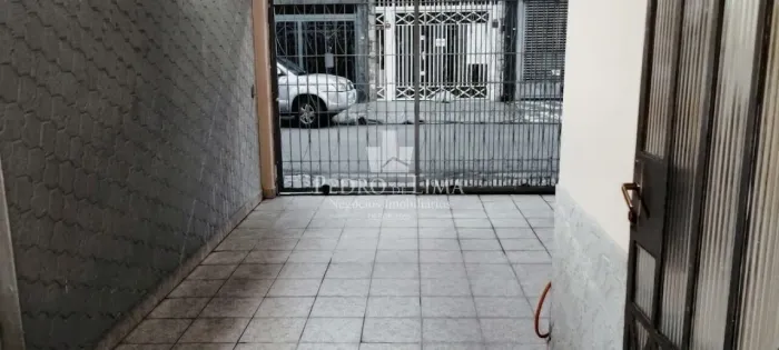Casa de 3 Dormitórios com Edícula e 10 Vagas Próximo ao Metrô Carrão