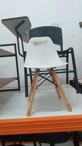 Cadeira Infantil Eames Wood Branca Com Pés De Madeira