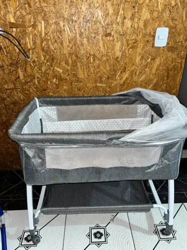 Berço acoplado ajustável com mosquiteiro
