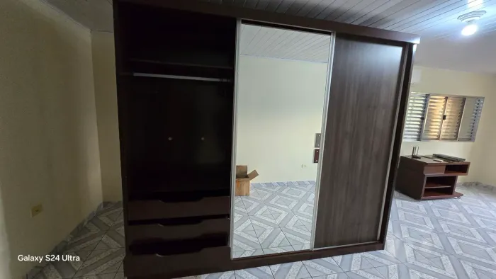 Guarda roupas de casal grande de mdf com espelho