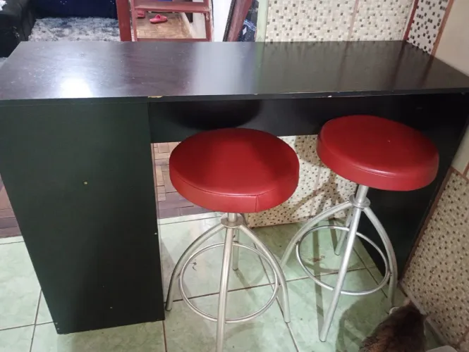 Balcão + duas banquetas