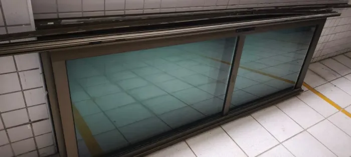 Porta em alumínio acabamento anodizado bronze e vidros verdes linha inova Alcoa