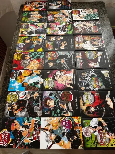 Coleção completa de mangás Demon Slayer: Kimetsu no Yaiba, originais da editora Panini.