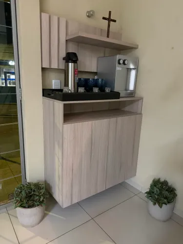 Armário suspenso 2 portas e nicho com painel