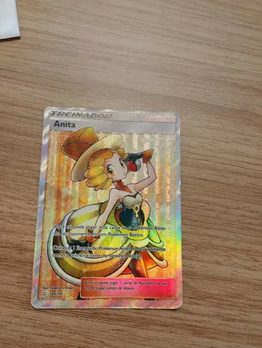 Anita carta Pokémon danificada no verso e com uma dobra na parte da frente