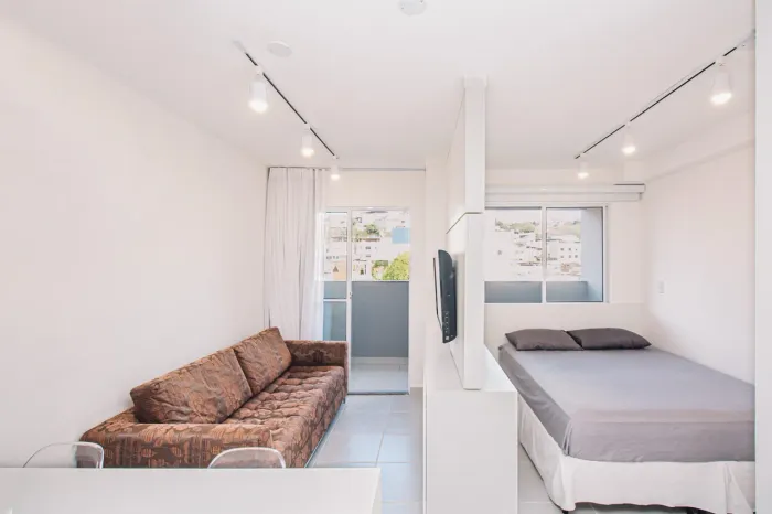 Studio mobiliado com lazer, som ambiente e pertinho da UFJF para locação