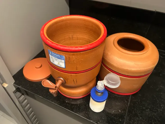 Filtro de barro tradicional - água fresca e pura
