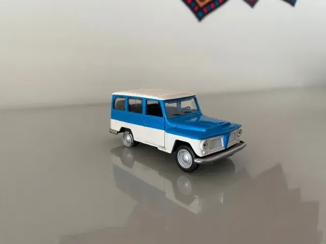 Miniatura Willys Rural Azul e Branco - Colecionável