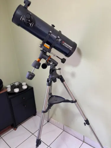 Telescópio Celestron AstroMaster 130EQ com Tripé e Lentes