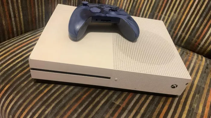 XBOX ONE S 1TB JOGOS E CONTROLE INCLUSO