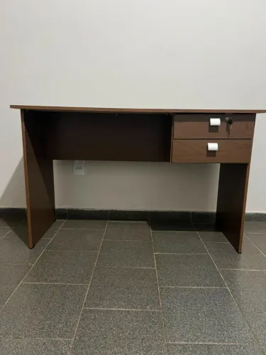 Mesa de escritório com gaveta e chave