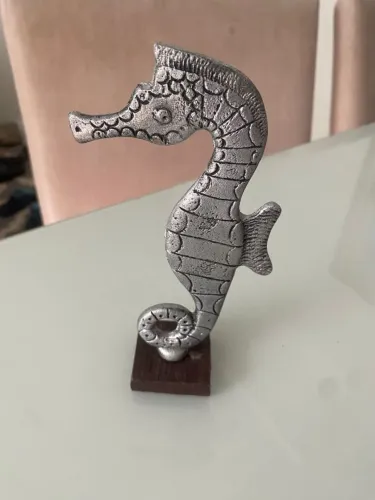 Decoração de ferro com desenho de cavalo marinho 