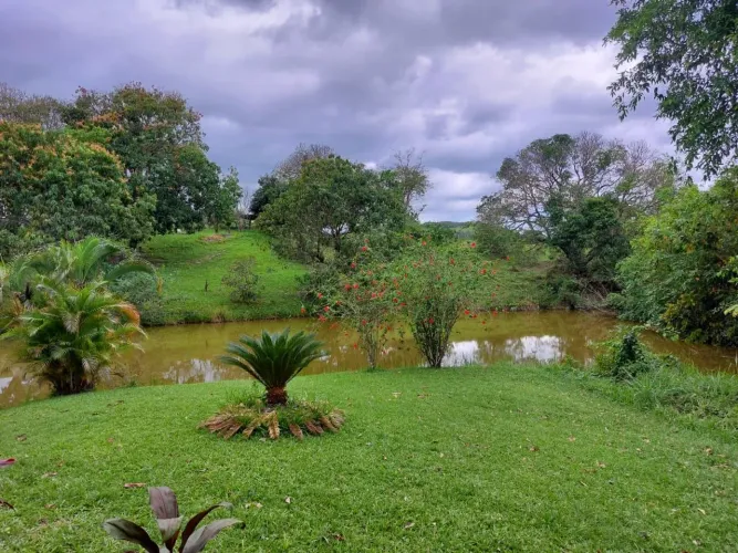 Sitio com lago natural com criação de Tilápias em Itaborai