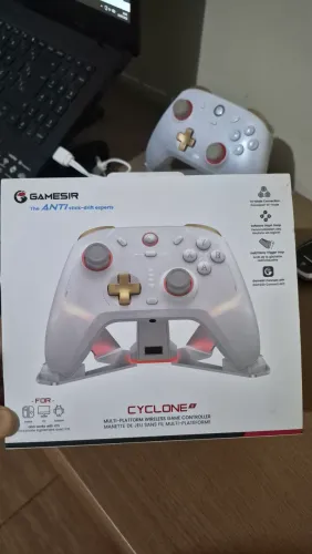 Controle Gamesir Cyclone 2 C/ Dock de Carregamento