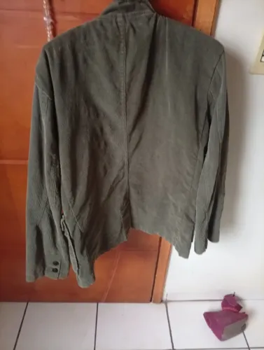 elegante blazer de veludo cotelê verde-oliva da Biotwo