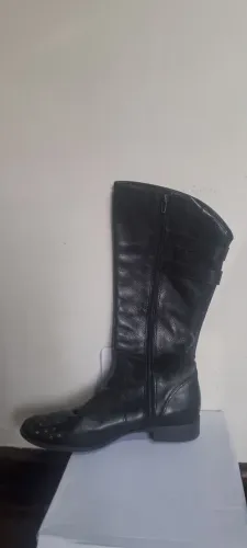 Bota em couro cano alto