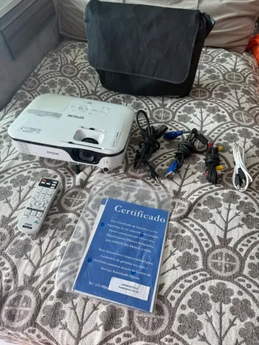 Projetor Epson PowerLite X14+ | Impecável - Apenas 136h de Uso! + Kit Completo