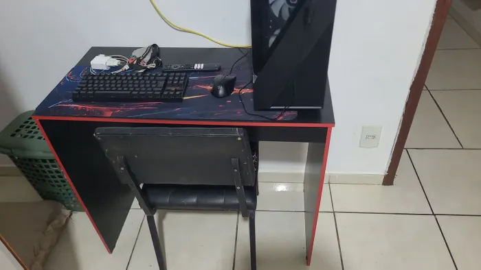 Mesa gamer pra sair rápido.